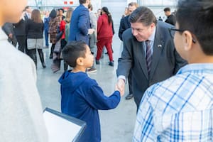 La ley firmada por JB Pritzker que impacta en los niños migrantes y entra en vigor en enero de 2026