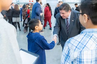 La ley firmada por JB Pritzker que impacta en los niños migrantes y entra en vigor en enero de 2026