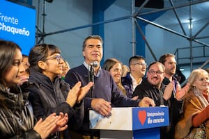 El gobernador Jorge Capitanich en campaña, mientras en Resistencia marchaban para pedir el esclarecimiento del caso Cecilia