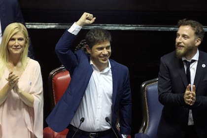 Axel Kicillof junto a la vicegobernadora, Verónica Magario, y el presidente de la Cámara de Diputados, Federico Otermín