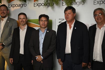 El gobernador llegó pasadas las 21 a la cena