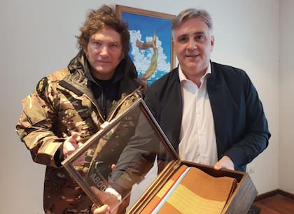 El gobernador Martin Llaryora le obsequió al presidente Javier Milei un poncho con la estampa del Santo Cura Brochero