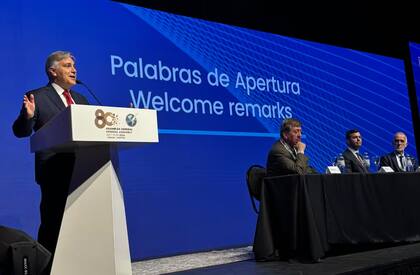 El gobernador Martín Llaryora recibió al presidente de Paraguay, Santiago Peña, quien se arribó a la ciudad Capital para encabezar la apertura de la 80ª Asamblea anual de la Sociedad Interamericana de Prensa. Foto: Gentileza lavoz.com.ar
