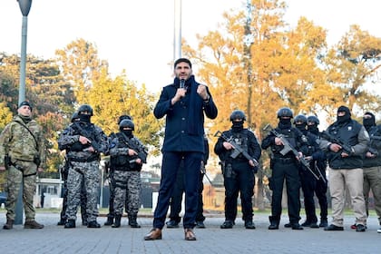 El gobernador Maximiliano Pullaro inauguró el martes la Unidad de Capturas de Alto Perfil para combatir el crimen organizado.