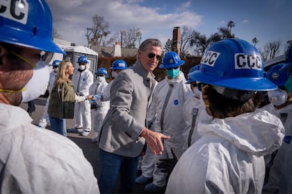 El gobernador Newsom supervisó las tareas de limpieza y destacó la rapidez del proceso, que comenzó solo 35 días después de los incendios
