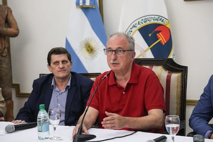 El gobernador Passalacqua y el ministro de Hacienda, Adolfo Safrán, siempre levantaron la bandera del equilibrio fiscal, el no endeudamiento y la austeridad. Hasta ahora buscaron cerrar las cuentas con un "ajuste blando" y sin apelar a despidos, pero desde el Gobierno provincial avisaron que empezaron a revisar "contratos o estructuras difíciles de sostener" en el actual contexto.