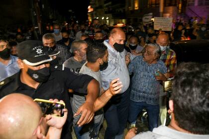 El gobernador Perotti fue increpado por vecinos de Rosario en el Monumento a la Bandera