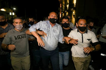 El gobernador Perotti fue increpado por vecinos de Rosario en el Monumento a la bandera