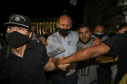 El gobernador Perotti se retiro del Monumento a la Bandera seguido por enardecidos manifestantes