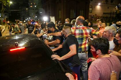 El gobernador Perotti tuvo que irse de la marcha por la inseguridad en Rosario