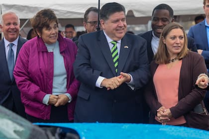 El gobernador Pritzker firmó leyes que prohíben a las agencias de Illinois colaborar con el ICE en operativos de deportación masiva