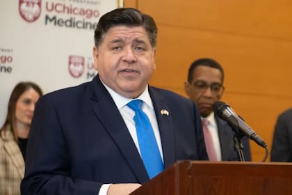 J. B. Pritzker arremetió una vez más en contra del gobierno federal encabezado por Donald Trump (Archivo)