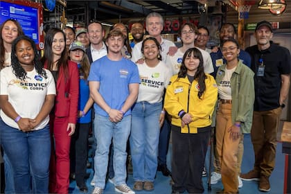 El gobernador promocionó las vacantes pagas del programa de servicio comunitario en sus redes sociales