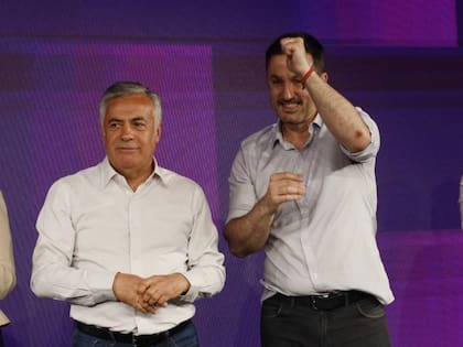 El gobernador radical de Mendoza, Alfredo Cornejo, y el ministro de Defensa de la Nación, Luis Petri, celebran el triunfo en las elecciones legislativas nacionales.