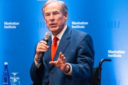 El gobernador republicano de Texas, Greg Abbott, en franca confrontación discursiva y legal con el presidente demócrata Joe Biden