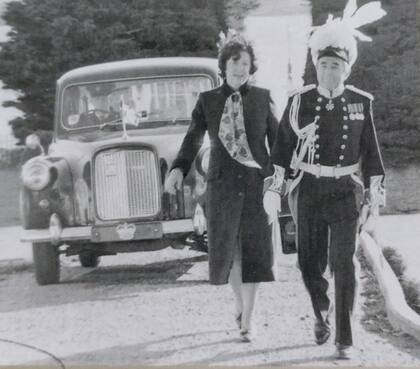 El gobernador Rex Hunt, vestido de gala, y su esposa dejan las islas