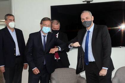 El gobernador Rodolfo Suarez durante la firma del convenio de trasferencia de todos los activos de la firma brasileña, que se desligó del negocio del potasio en Mendoza.