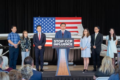 El gobernador Ron DeSantis afirmó que el objetivo de la ley es "contrarrestar la influencia maligna del Partido Comunista Chino en el estado de Florida"