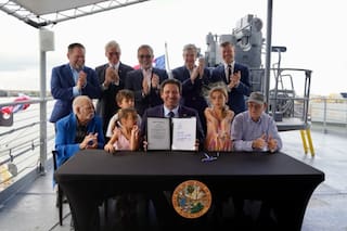 DeSantis firmó la ley HB 249 y presentó el nuevo símbolo de Florida para celebrar los 250 años de EE.UU.