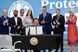 DeSantis firma una nueva ley en Florida que protege a los residentes de los centros de datos de la IA