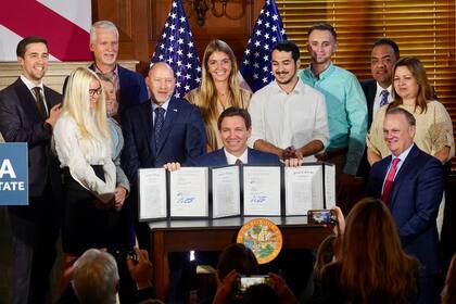 El gobernador Ron DeSantis firmó un proyecto de ley que prohíbe la destinación de recursos a programas de diversidad, equidad e inclusión