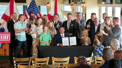 El gobernador Ron DeSantis firmó una ley que impacta en las familias de Florida