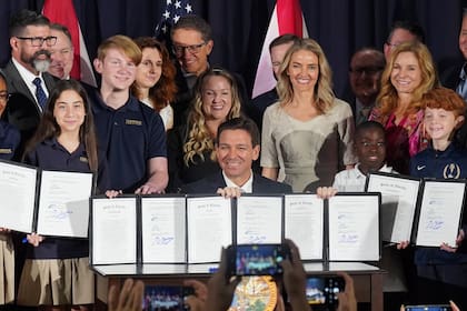 El gobernador Ron DeSantis firmó varios proyectos de ley que impactan directamente en la comunidad LGBTQ+ de Florida