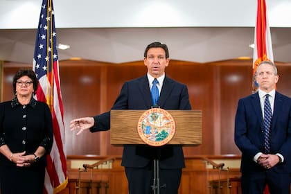 El gobernador Ron DeSantis habla durante una conferencia de prensa en la sala del gabinete al cierre de la sesión legislativa de Florida de 2023, el viernes 5 de mayo de 2023