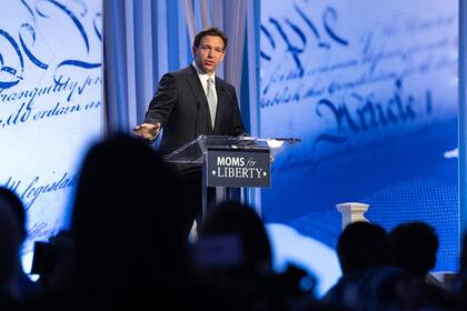 El gobernador Ron DeSantis impulsó el proyecto de ley que entra en vigor a partir de octubre