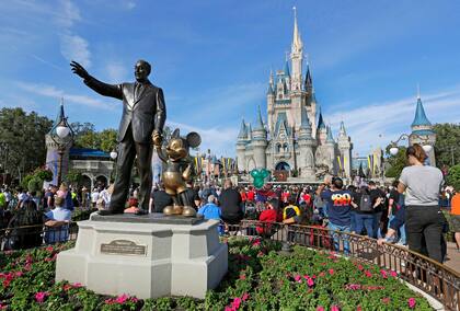 El gobernador Ron DeSantis impulsó leyes para quitarle a Disney World el estatus especial que tenía en Florida desde los años 60