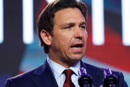 El gobernador Ron DeSantis presentó un conjunto de medidas que buscan reducir las tarifas de seguros de vivienda y automóvil