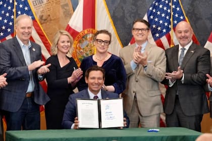 El gobernador Ron DeSantis promulgó la ley HB 991