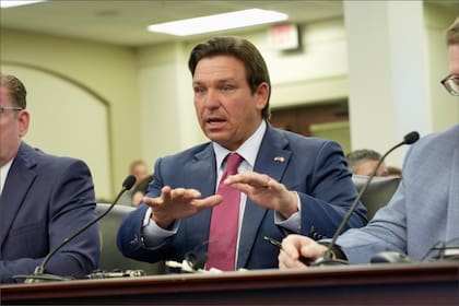 El gobernador Ron DeSantis repudió las promociones con IA en X