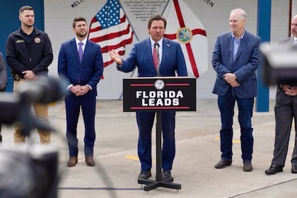 El gobernador Ron DeSantis respaldó al gobierno de Donald Trump por lanzar los ataques en Venezuela para capturar a Maduro