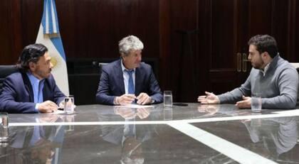 El gobernador salteño Gustavo Sáenz; el secretario de Coordinación de Producción del Ministerio de Economía de la Nación, Juan Pazo y; el presidente de la Agencia de Administración de Bienes del Estado, Nicolás Alberto Pakgojz en la firma del convenio