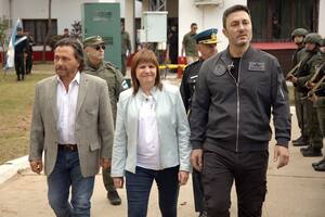 El gobernador salteño Gustavo Sáenz, la ministra Patricia Bullrich y el ministro Luis Petri, al presentar en Tartagal otra etapa del Operativo Güemes