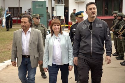 El gobernador salteño Gustavo Sáenz, la ministra Patricia Bullrich y el ministro Luis Petri, al presentar en Tartagal otra etapa del Operativo Güemes