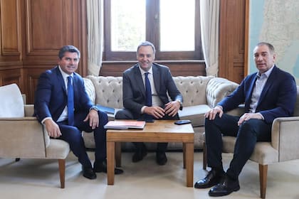 El gobernador sanjuanino Orrego con Adorni y Santilli en la Casa Rosada