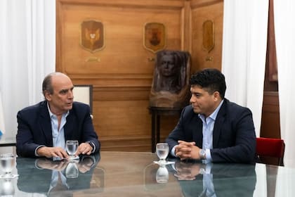 El gobernador santacruceño junto al ministro del Interior, Guillermo Francos.