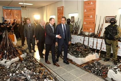 El gobernador Scioli junto a Insaurralde, en la destrucción de armas entregadas por la población