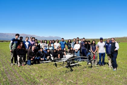 El gobernador Vidal, productores agropecuarios y estudiantes de la Escuela Agropecuaria durante la jornada en la que presentaron la iniciativa, en noviembre pasado, en la Estancia Alice