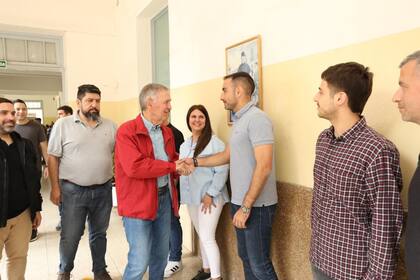 El gobernador y candidato saludó a quienes se le acercaron mientras esperaba para votar.