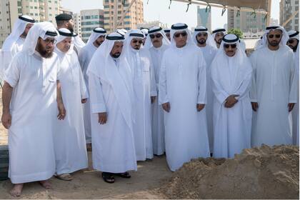 El gobernante de los Emiratos Árabes Unidos de Sharjah (el tercero desde la izquierda) asiste al entierro de su hijo Khalid, acompañado por los gobernantes de los otros emiratos