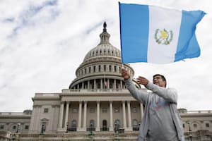 Qué implica la pausa en las visas para Guatemala y Cuba, países latinos con gran número de migrantes en EE.UU.