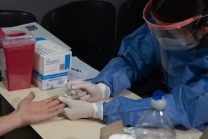 El Gobierno asegura que se están realizando los testeos. En la imagen se observa personal sanitario en el Control Integrado Cristo Redentor, en Uspallata, en plena montaña mendocina, camino a Chile. Pero, cuesta ver la misma vigilancia en el Arco Desaguadero, en el ingreso a Mendoza, por la zona est