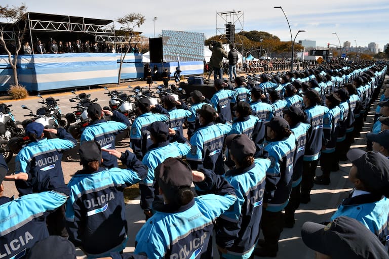 Aumentaron los sueldos de los policías bonaerenses y se calmó la crisis en la fuerza de seguridad provincial