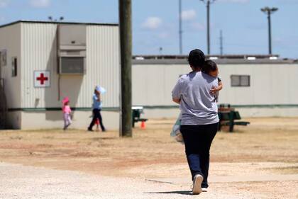 El gobierno busca reabrir un centro de detención para inmigrantes de Texas que anteriormente albergó a familias con niños para el ICE