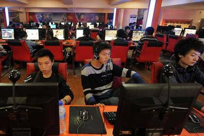 El gobierno chino cuenta con un férreo control sobre los contenidos de Internet, y restringe el acceso a material considerado profano o vulgar, como la pornografía y otras producciones ofensivas