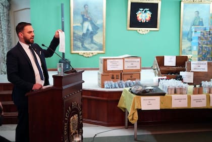 El gobierno de Bolivia exhibió los cargamentos enviados por la gestión de Macri