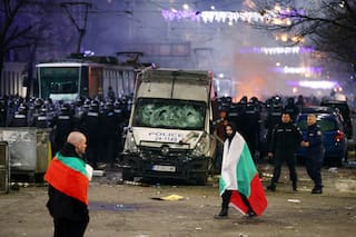 El gobierno de Bulgaria retira proyecto de presupuesto tras protesta masiva